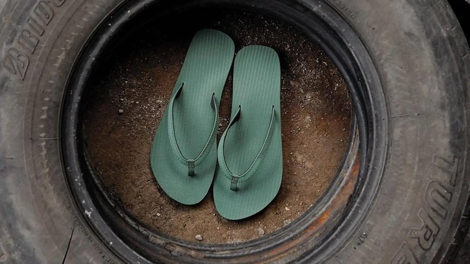 Este chinelo é uma sapatilha que ia para o lixo