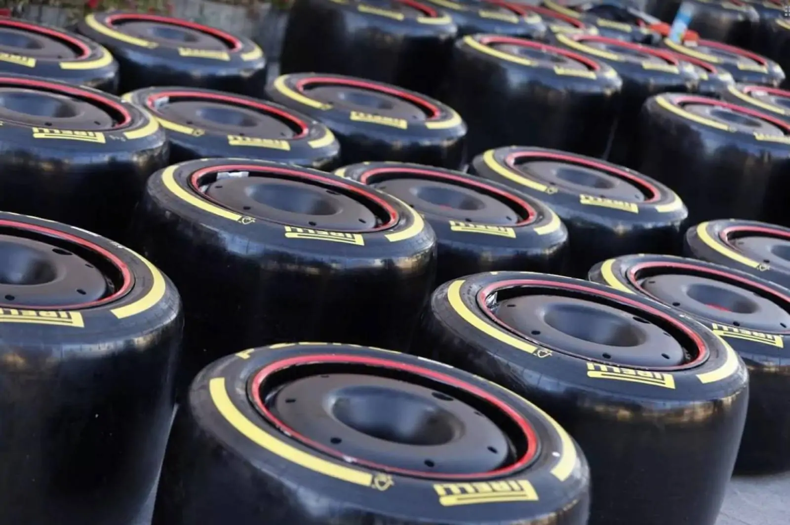 F1: Pirelli terá pneus mais resistentes em 2025 para reduzir granulação