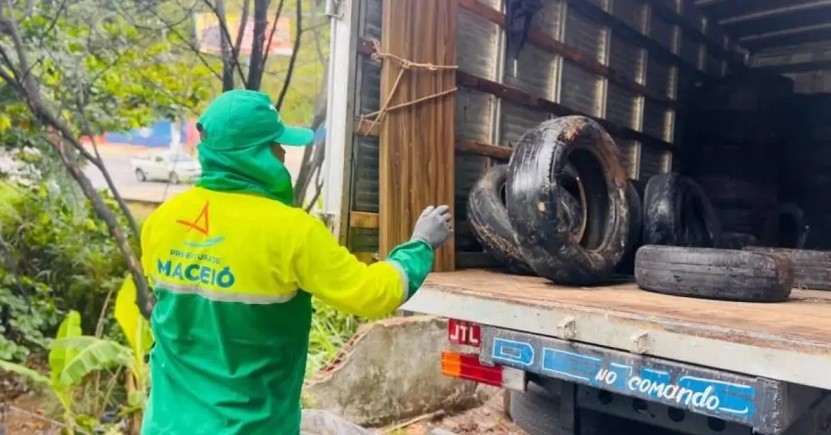 Fiscais da limpeza urbana identificam descarte irregular de pneus na Leste-Oeste