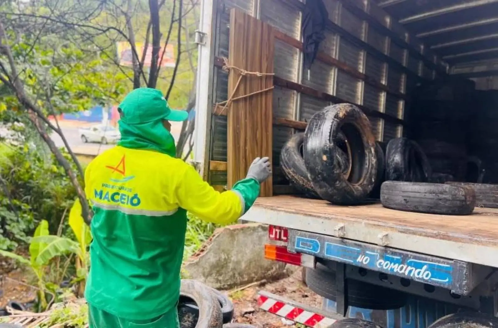 Fiscais da limpeza urbana identificam descarte irregular de pneus na Leste-Oeste
