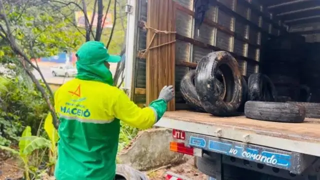 Fiscais da limpeza urbana identificam descarte irregular de pneus na Leste-Oeste