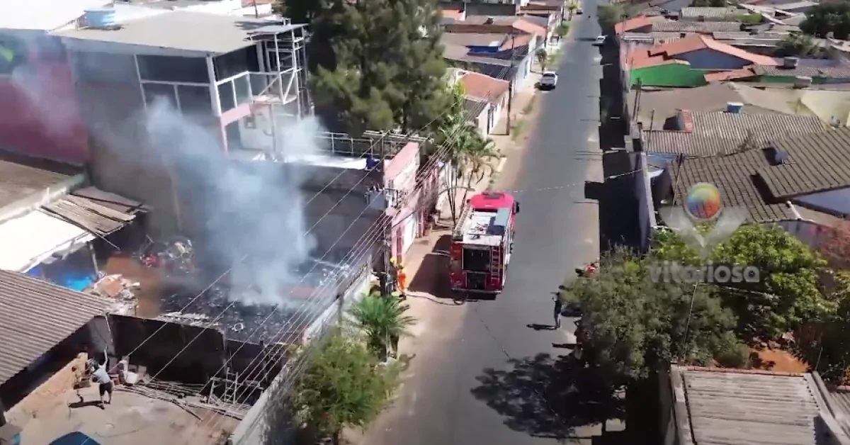 Galpão de material de reciclagem pega fogo no bairro São Jorge, em Uberlândia