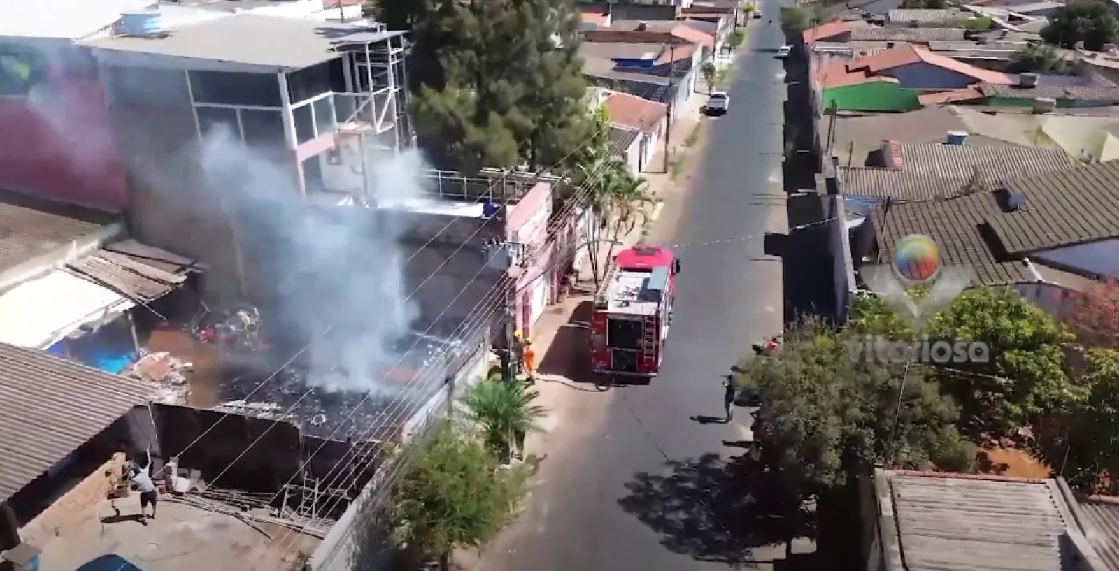 Galpão de material de reciclagem pega fogo no bairro São Jorge, em Uberlândia
