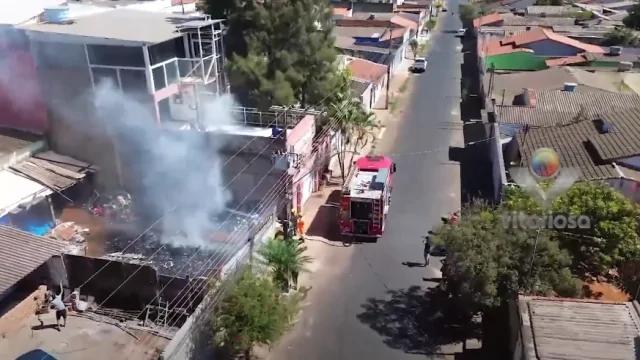 Galpão de material de reciclagem pega fogo no bairro São Jorge, em Uberlândia