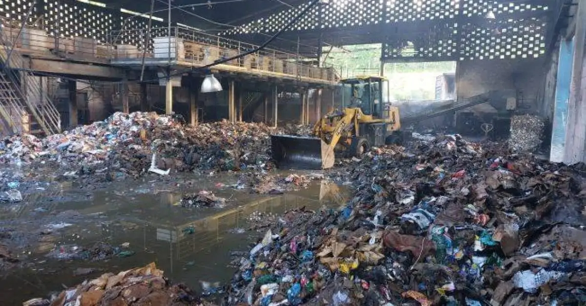 Galpão de reciclagem é atingido por incêndio, em Blumenau