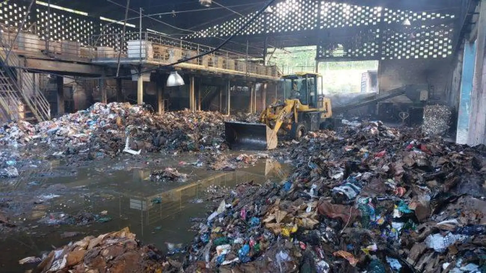 Galpão de reciclagem é atingido por incêndio, em Blumenau