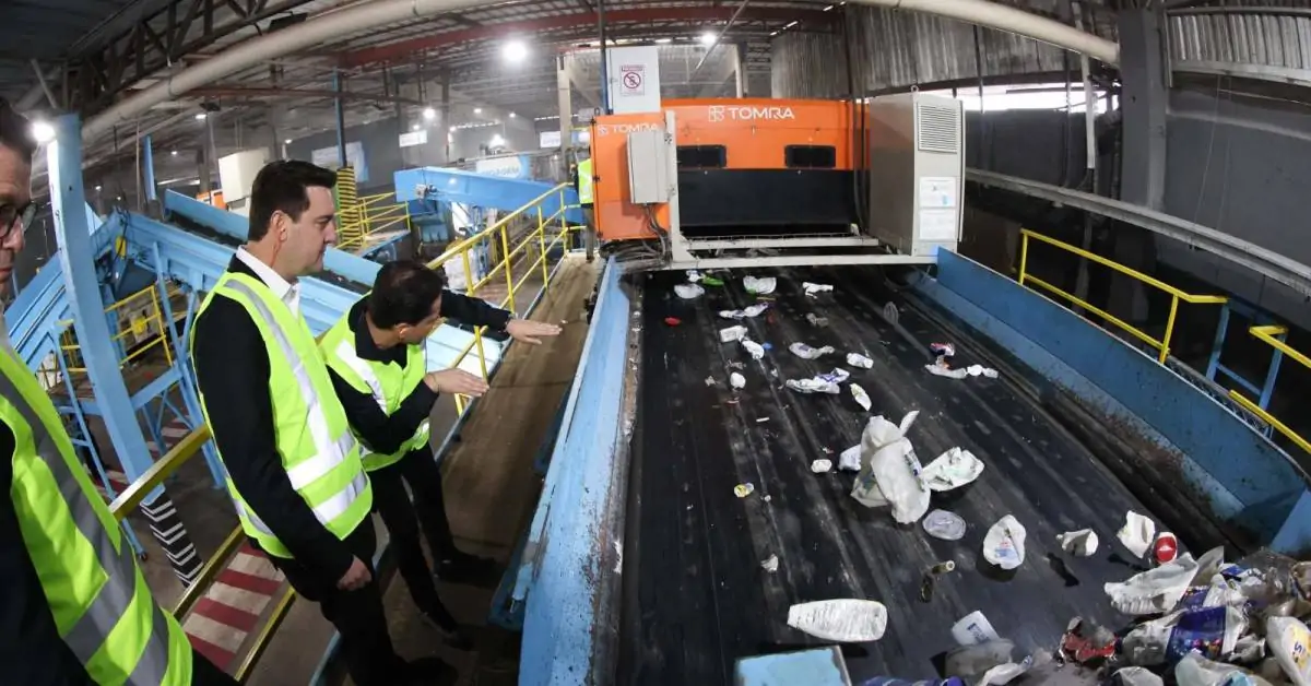 Governador reforça vocação do Paraná em sustentabilidade em visita à empresa de reciclagem