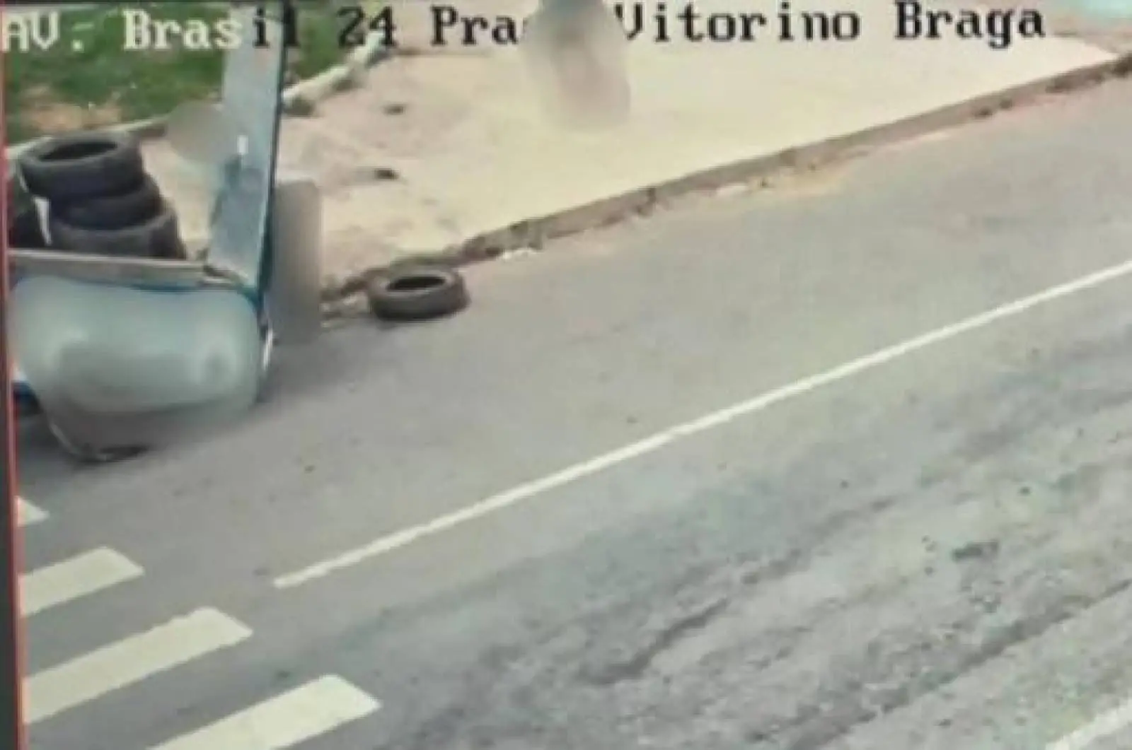 Homem descarta pneus em praça e é multado em quase R$ 7 mil