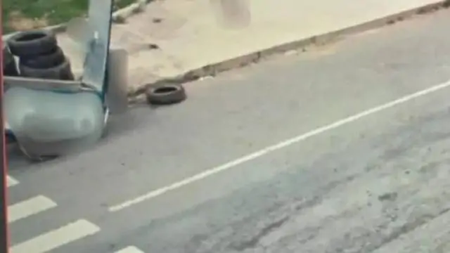 Homem descarta pneus em praça e é multado em quase R$ 7 mil