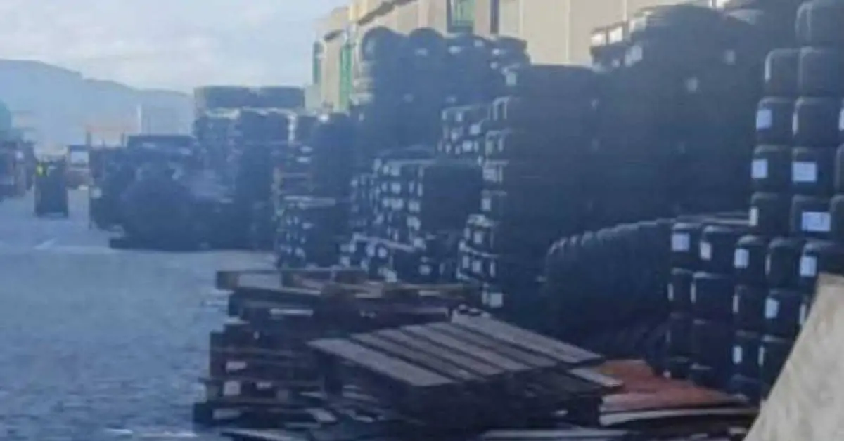 Importadora de Itajaí é notificada por deixar água parada em milhares de pneus