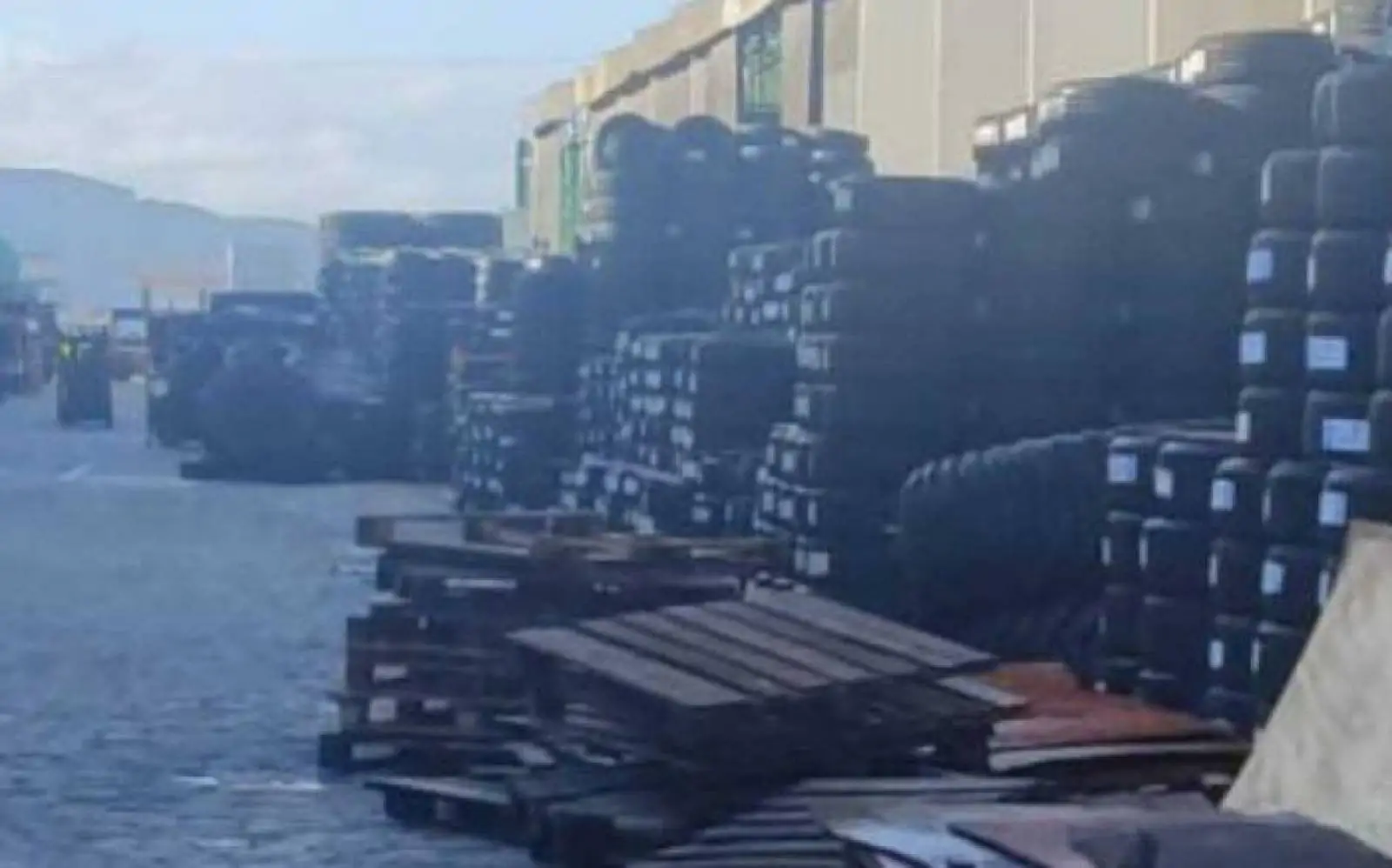 Importadora de Itajaí é notificada por deixar água parada em milhares de pneus