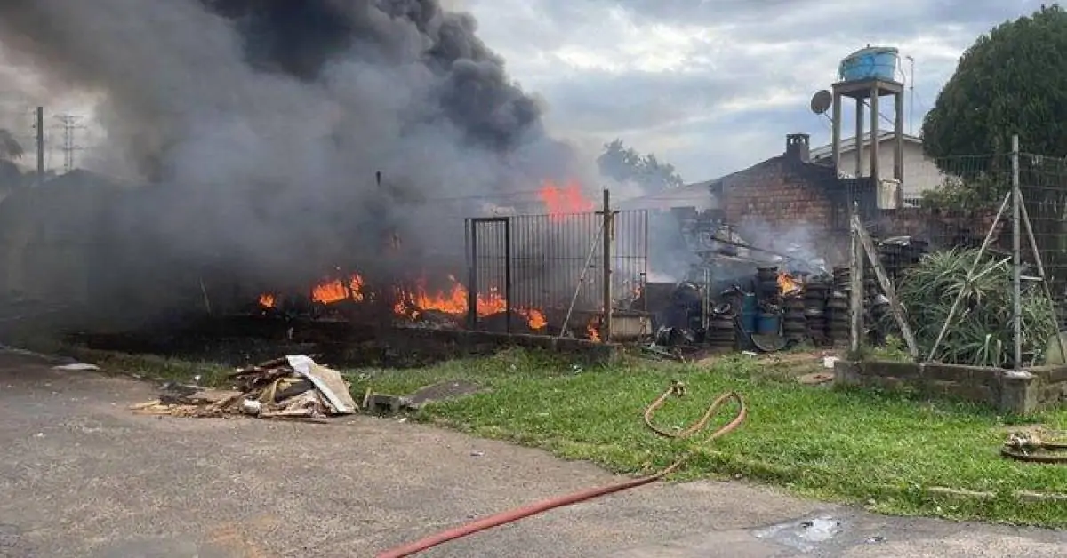 Incêndio atinge depósito de pneus em Cachoeirinha