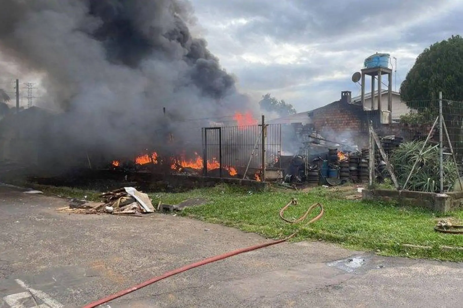 Incêndio atinge depósito de pneus em Cachoeirinha