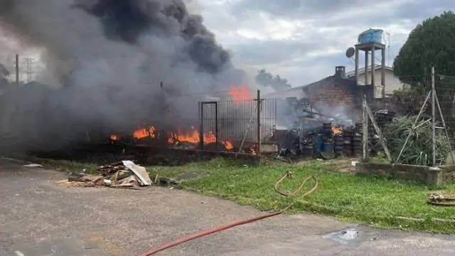 Incêndio atinge depósito de pneus em Cachoeirinha