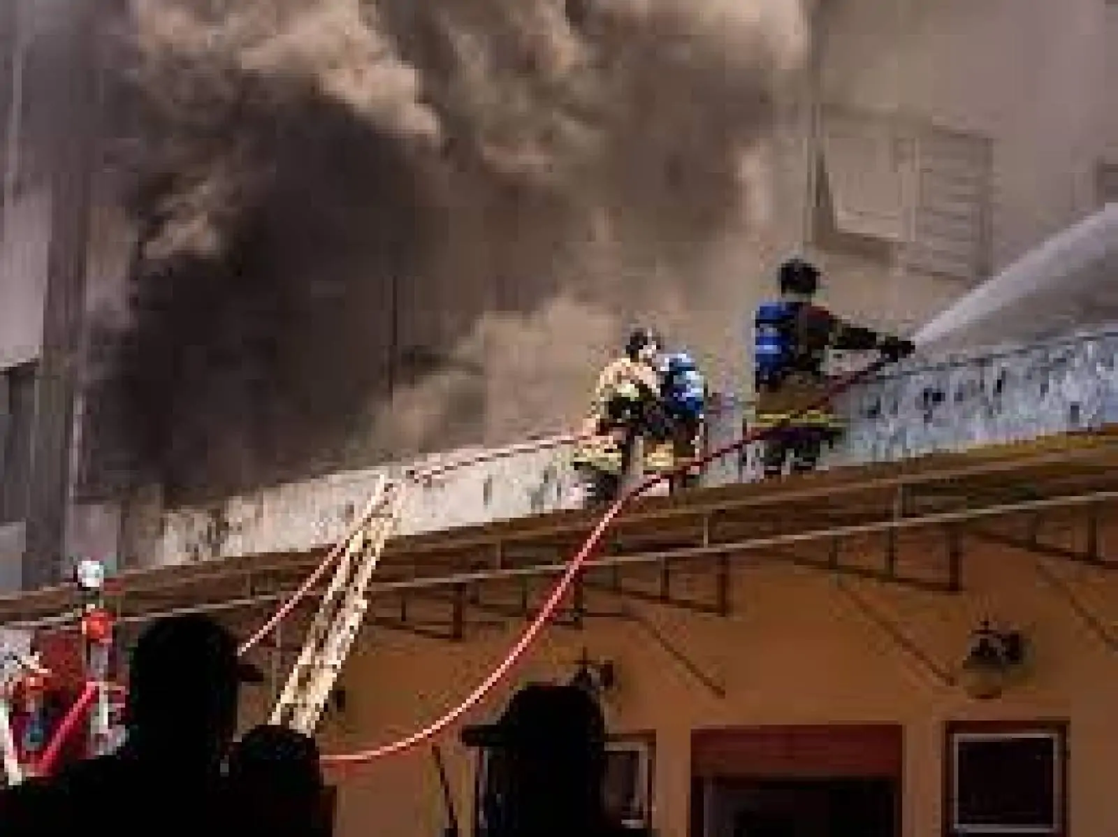 Incêndio atinge depósito de reciclagem em Porto Alegre; veja o vídeo