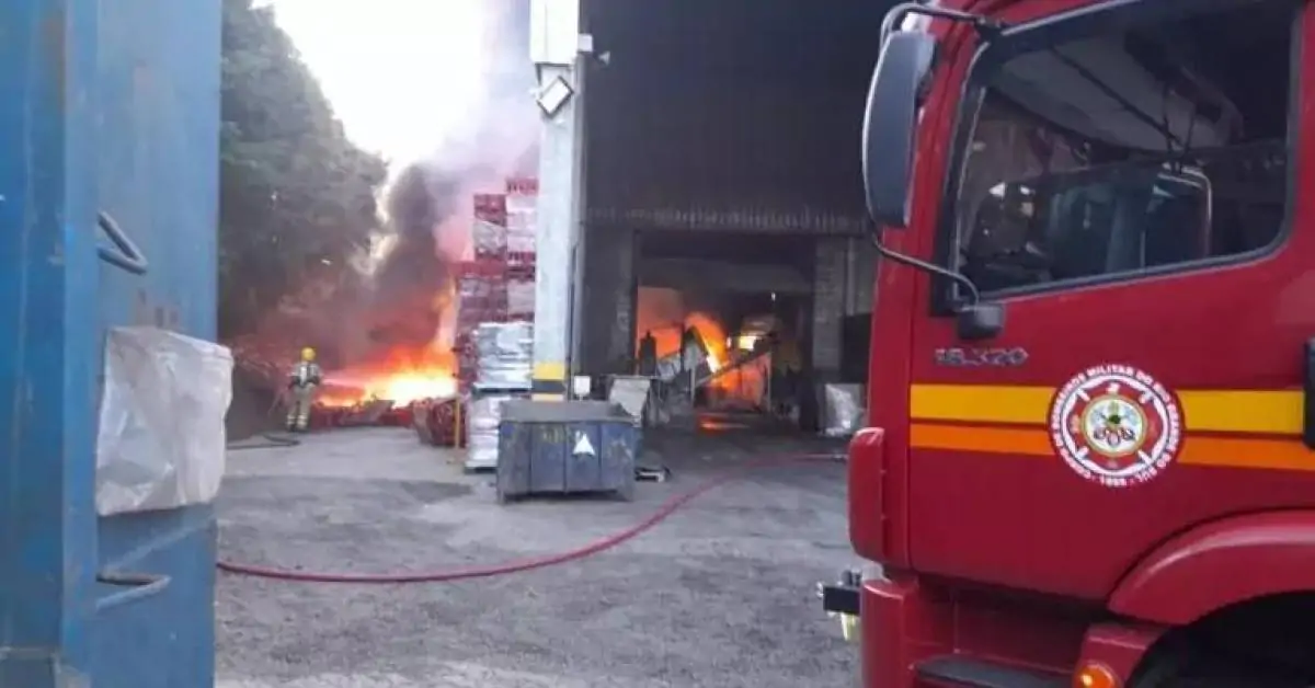 Incêndio atinge empresa de reciclagem em Cachoeirinha