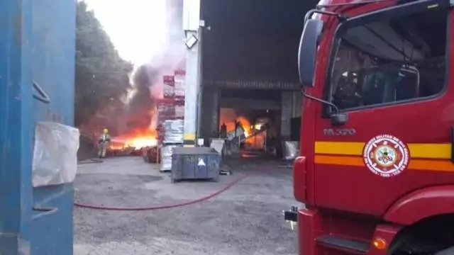 Incêndio atinge empresa de reciclagem em Cachoeirinha