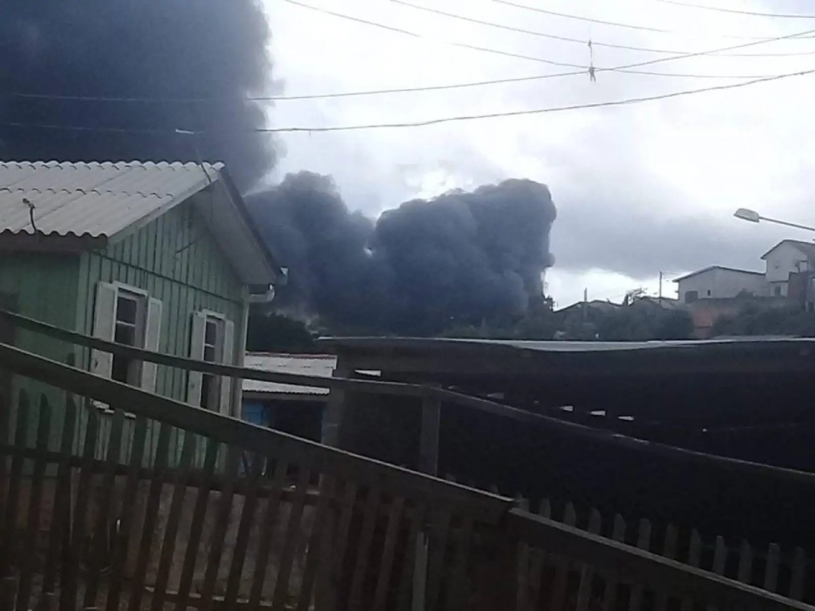 Incêndio de grandes proporções atinge barracão em Campo Magro