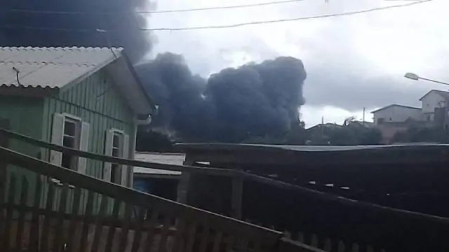Incêndio de grandes proporções atinge barracão em Campo Magro