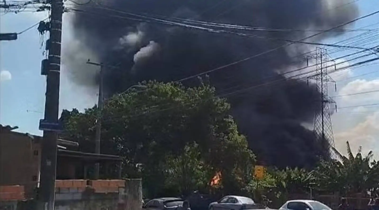Incêndio de grandes proporções atinge empresa de reciclagem em Campinas