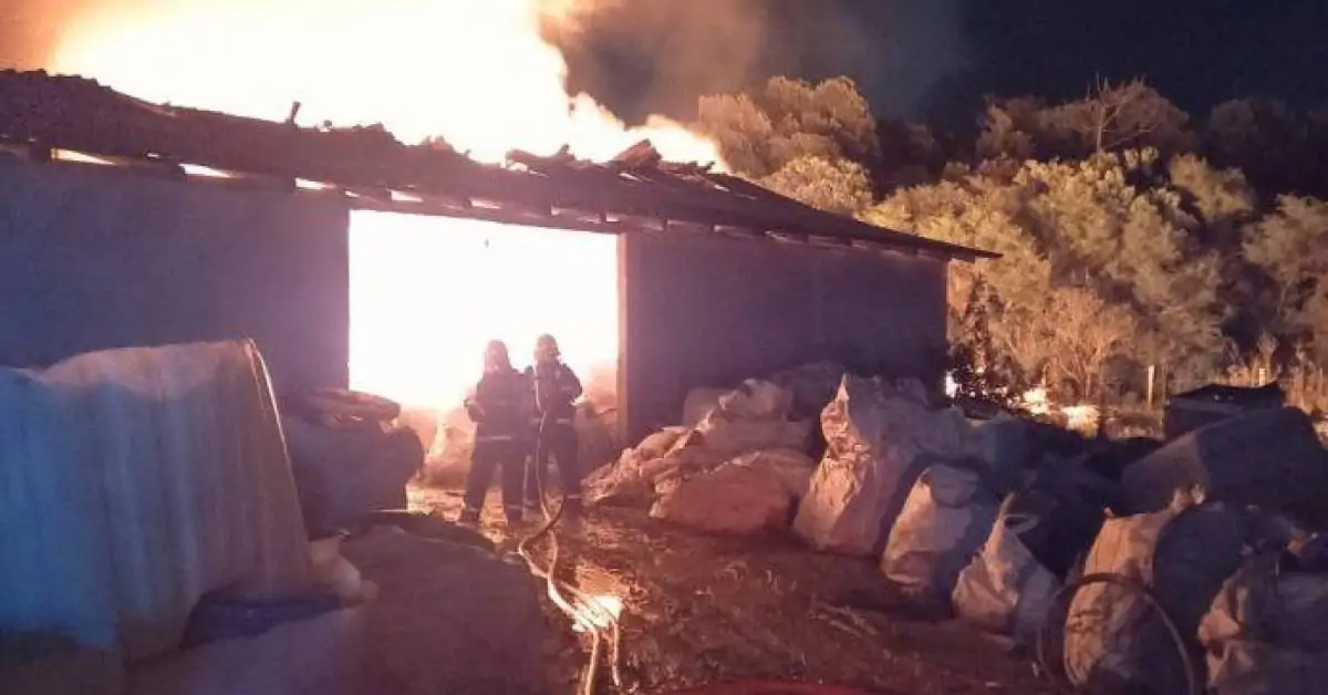 Incêndio de grandes proporções atinge empresa de reciclagem em Içara