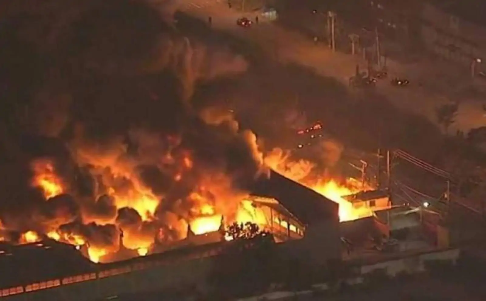 Incêndio de grandes proporções atinge empresa de reciclagem na Grande SP