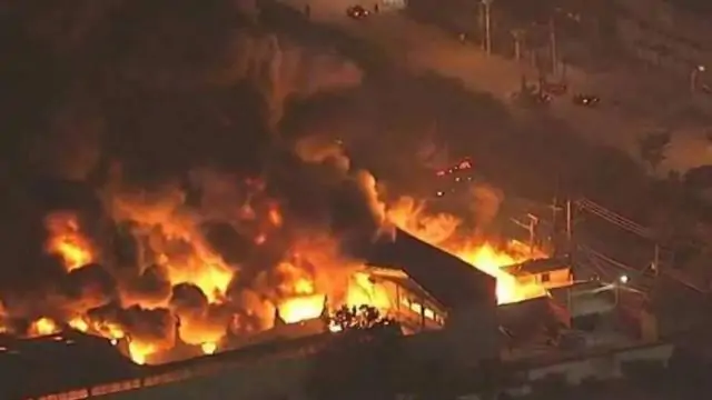 Incêndio de grandes proporções atinge empresa de reciclagem na Grande SP