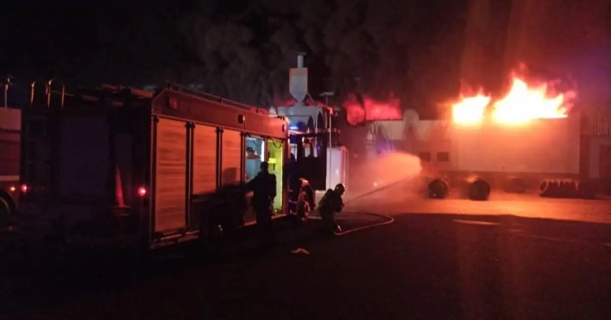 Incêndio de grandes proporções atinge empresa do ramo de pneus, na rodovia PR-182, em Toledo