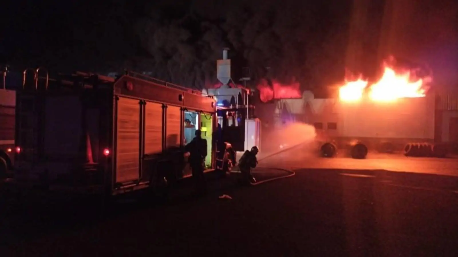 Incêndio de grandes proporções atinge empresa do ramo de pneus, na rodovia PR-182, em Toledo