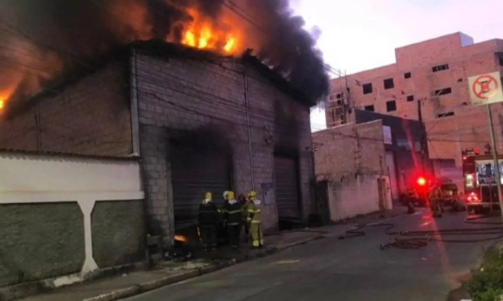 Incêndio de grandes proporções atinge galpão de pneus em Ibirité