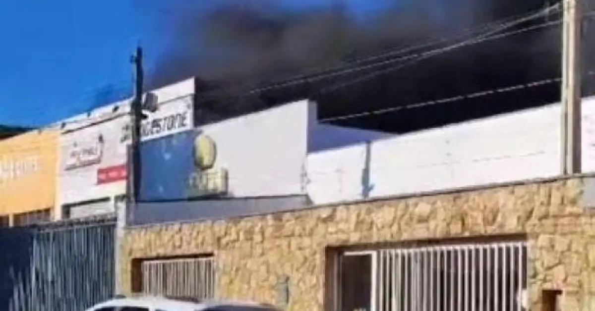 Incêndio de grandes proporções atinge loja de pneus na Vila Nova, Itu