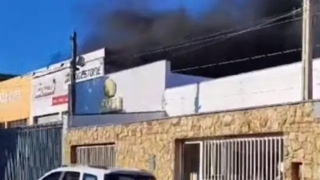 Incêndio de grandes proporções atinge loja de pneus na Vila Nova, Itu
