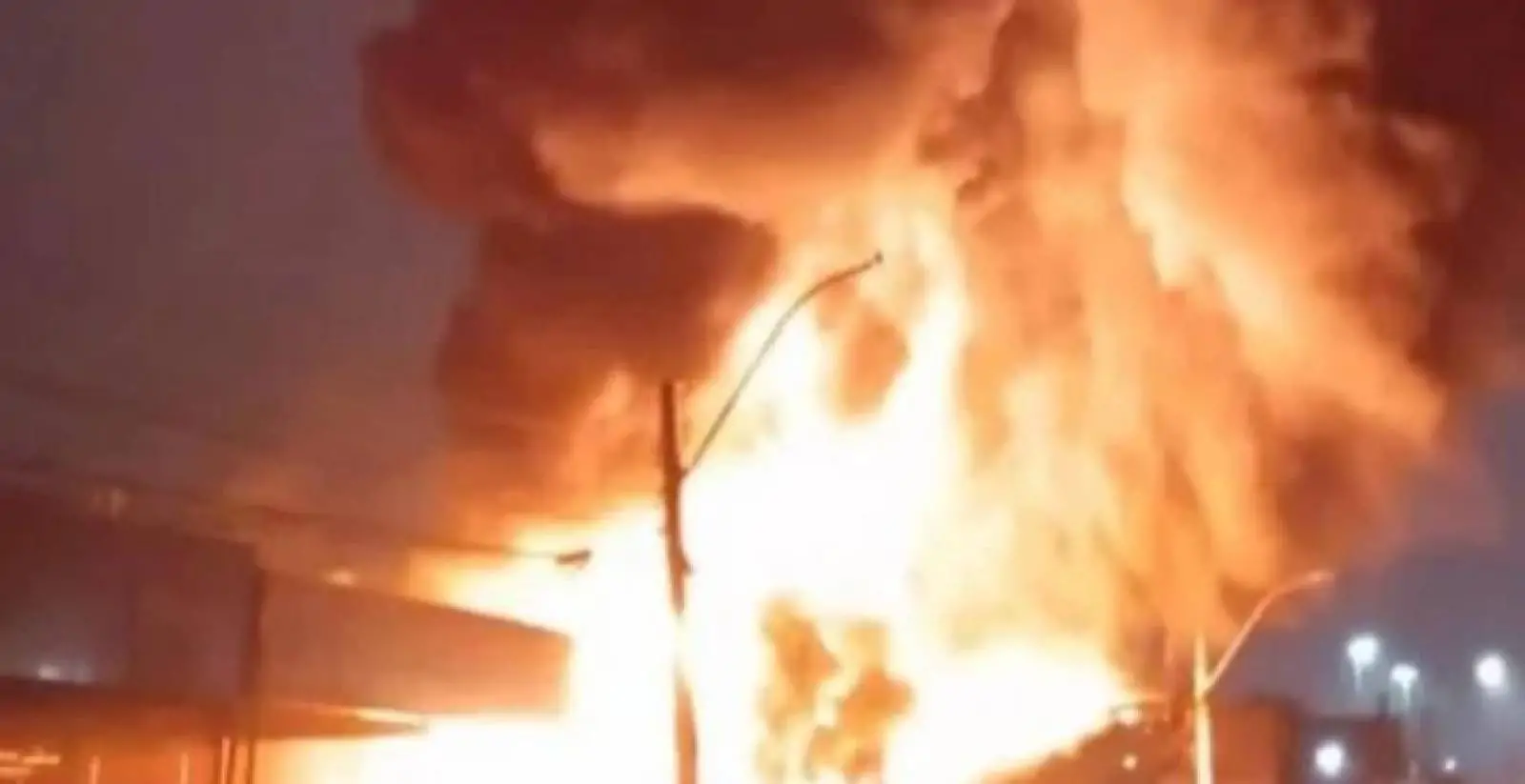 Incêndio de grandes proporções em depósito de pneus em Canoas é controlado