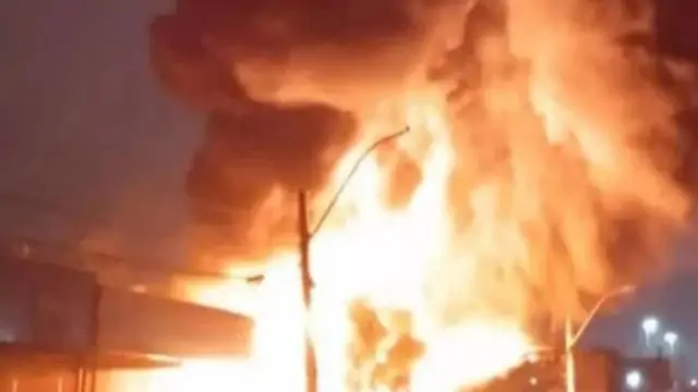 Incêndio de grandes proporções em depósito de pneus em Canoas é controlado