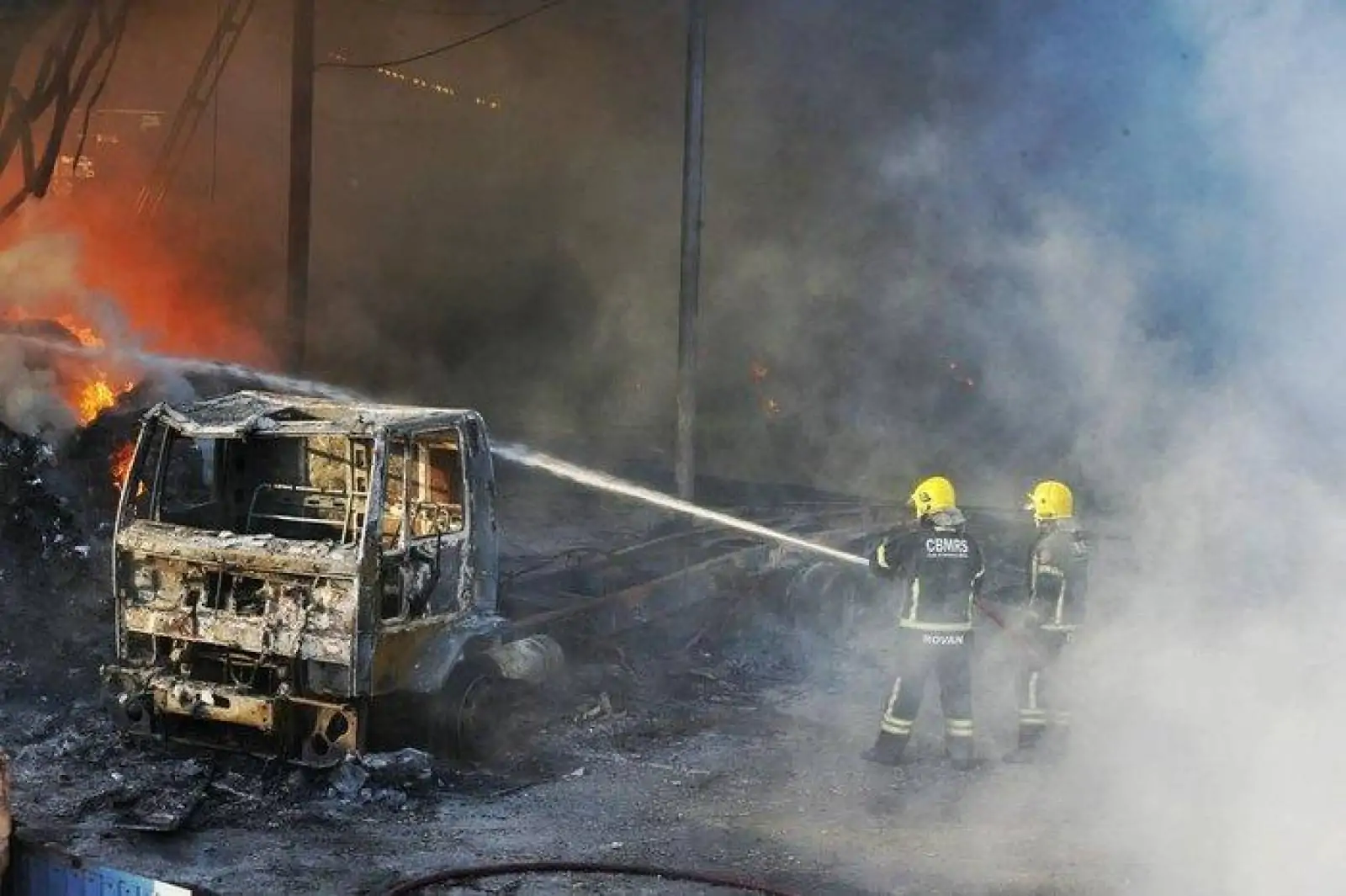 Incêndio destrói depósito de reciclagem em São Leopoldo