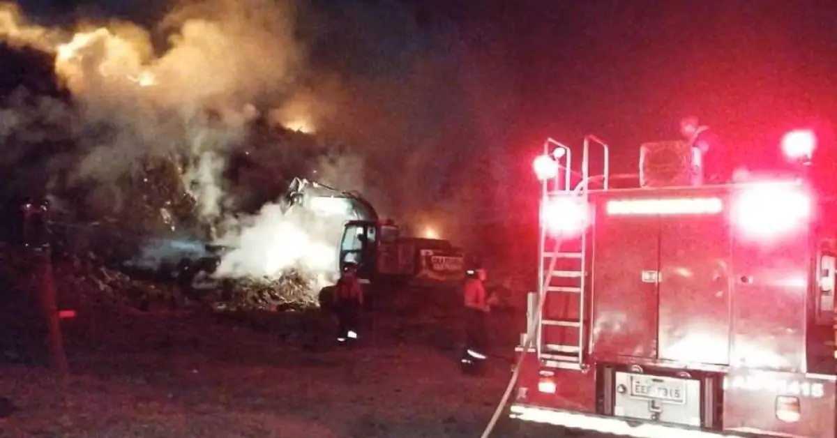 Incêndio destrói galpão de reciclagem em Caraguatatuba, SP
