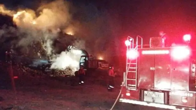 Incêndio destrói galpão de reciclagem em Caraguatatuba, SP