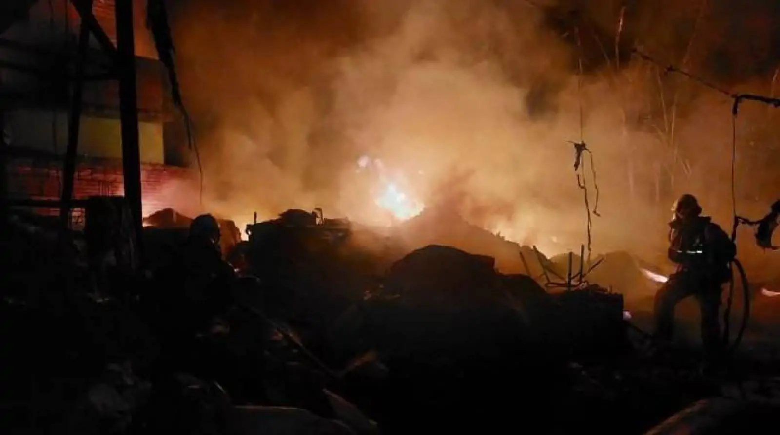 Incêndio destrói galpão de reciclagem em Pouso Alegre