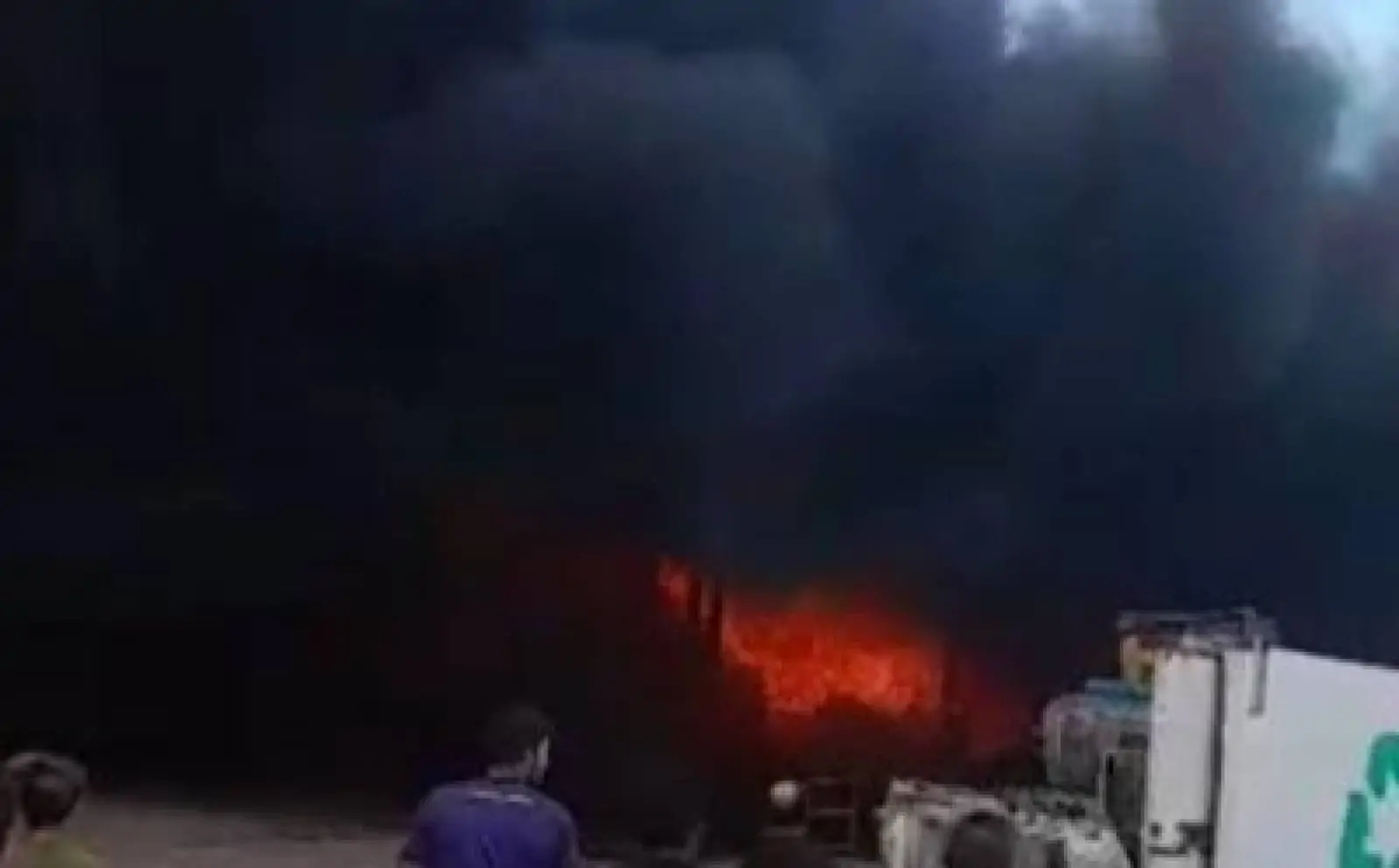 Incêndio destrói pátio de reciclagem