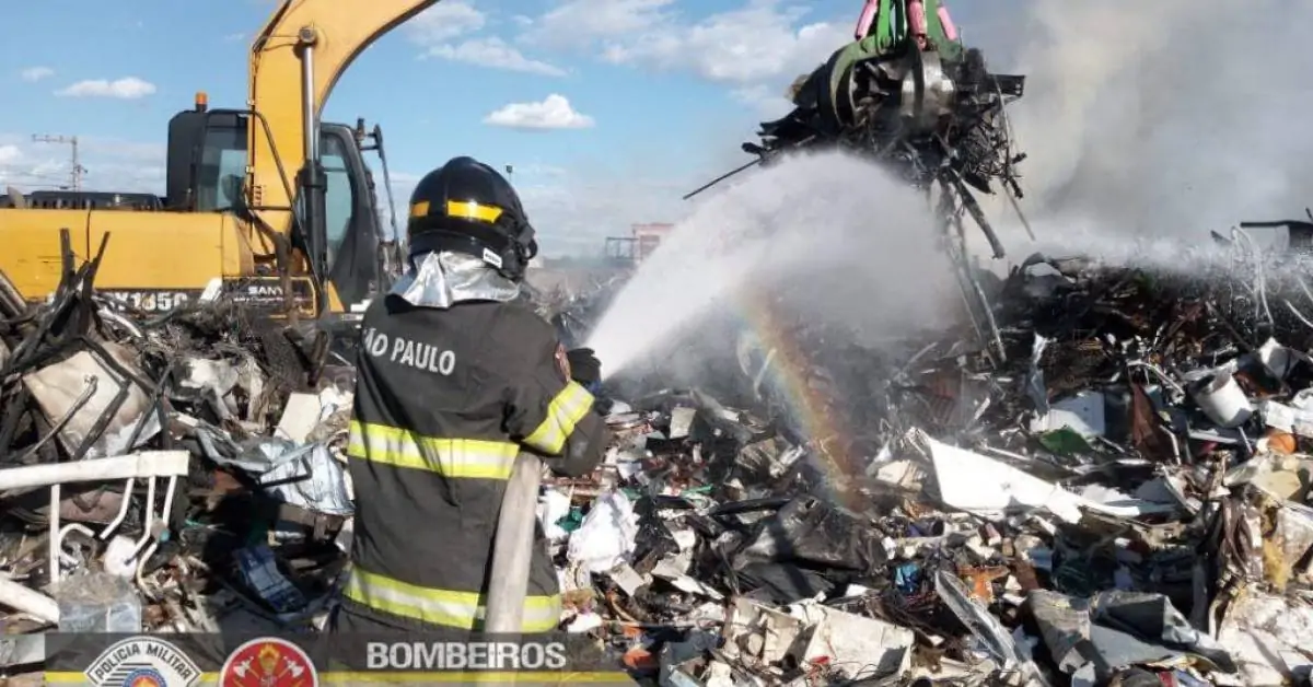 Incêndio em empresa de reciclagem mobiliza Bombeiros!