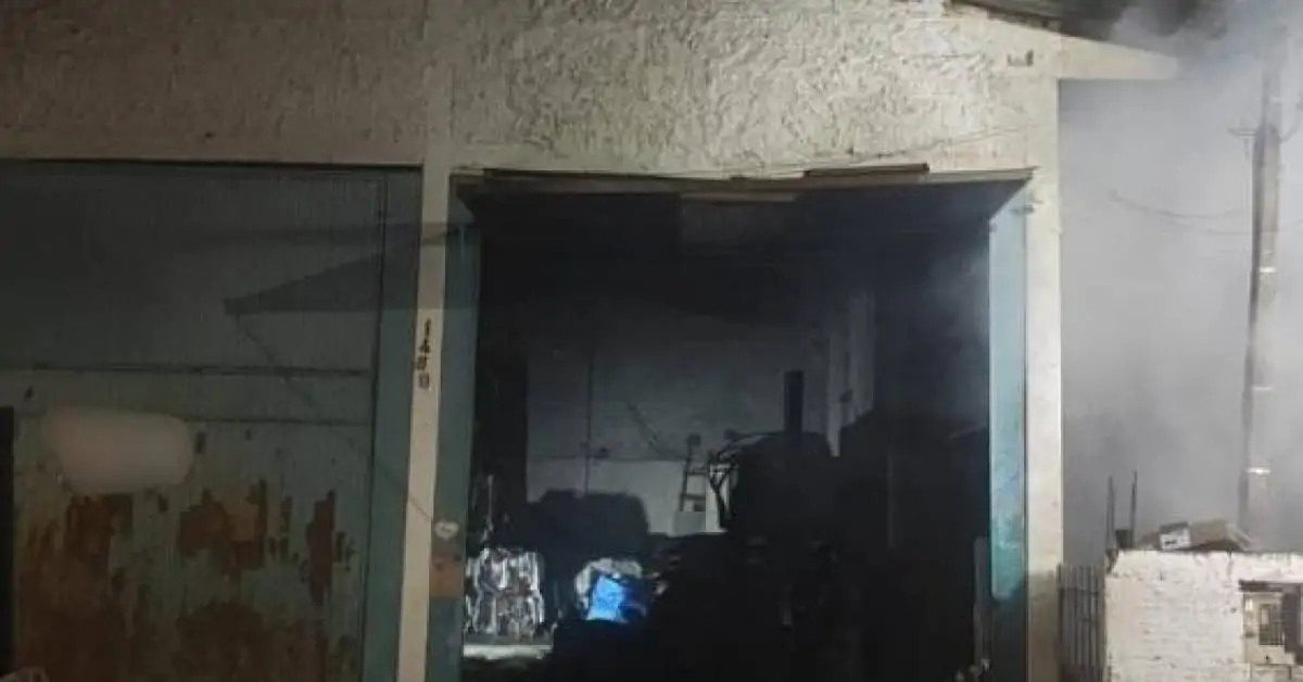 Incêndio em empresa de reciclagem mobiliza bombeiros