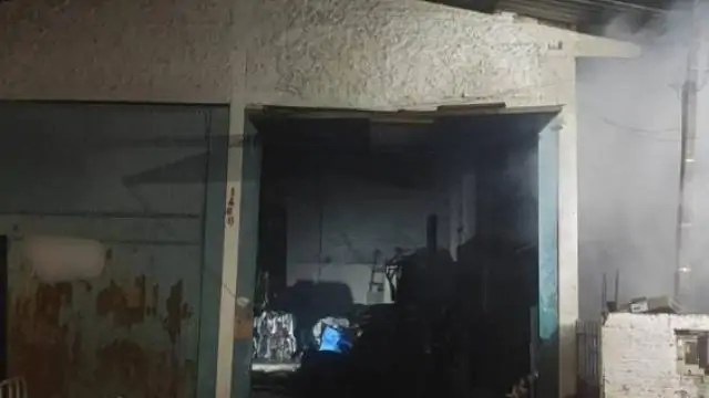 Incêndio em empresa de reciclagem mobiliza bombeiros
