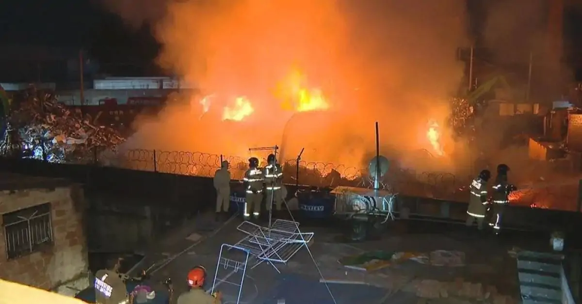 Incêndio em São Gonçalo atingiu galpão de reciclagem no bairro de Neves