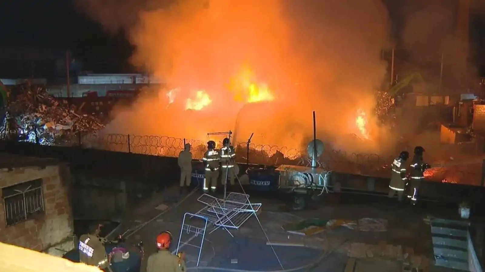 Incêndio em São Gonçalo atingiu galpão de reciclagem no bairro de Neves