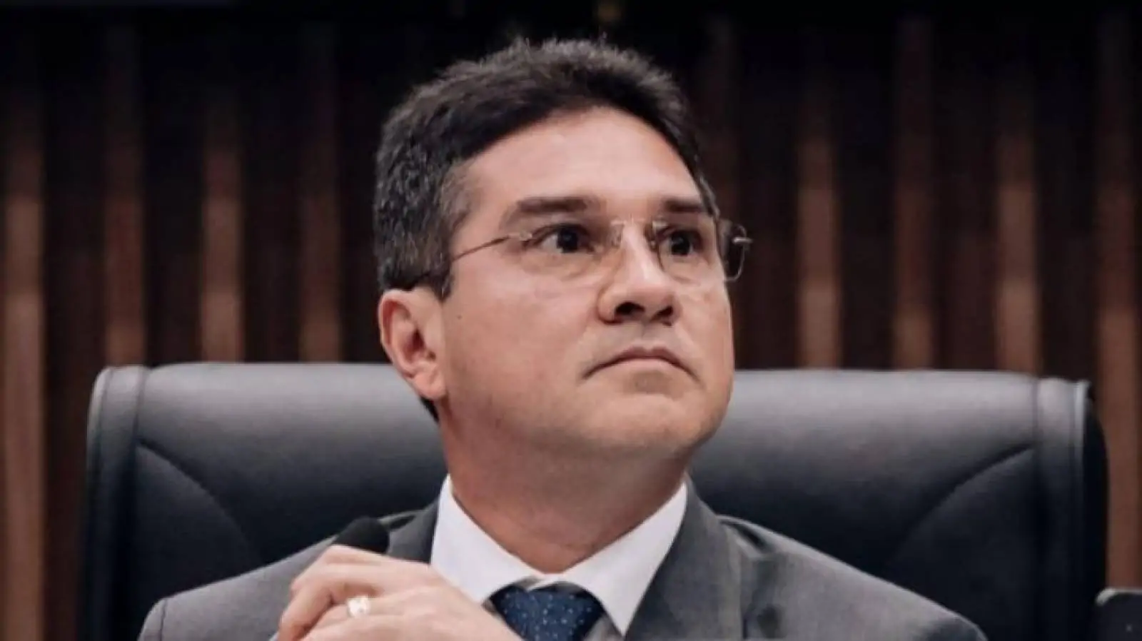 Jander Lobato propõe proibição de armazenamento irregular de pneus em áreas públicas de Manaus