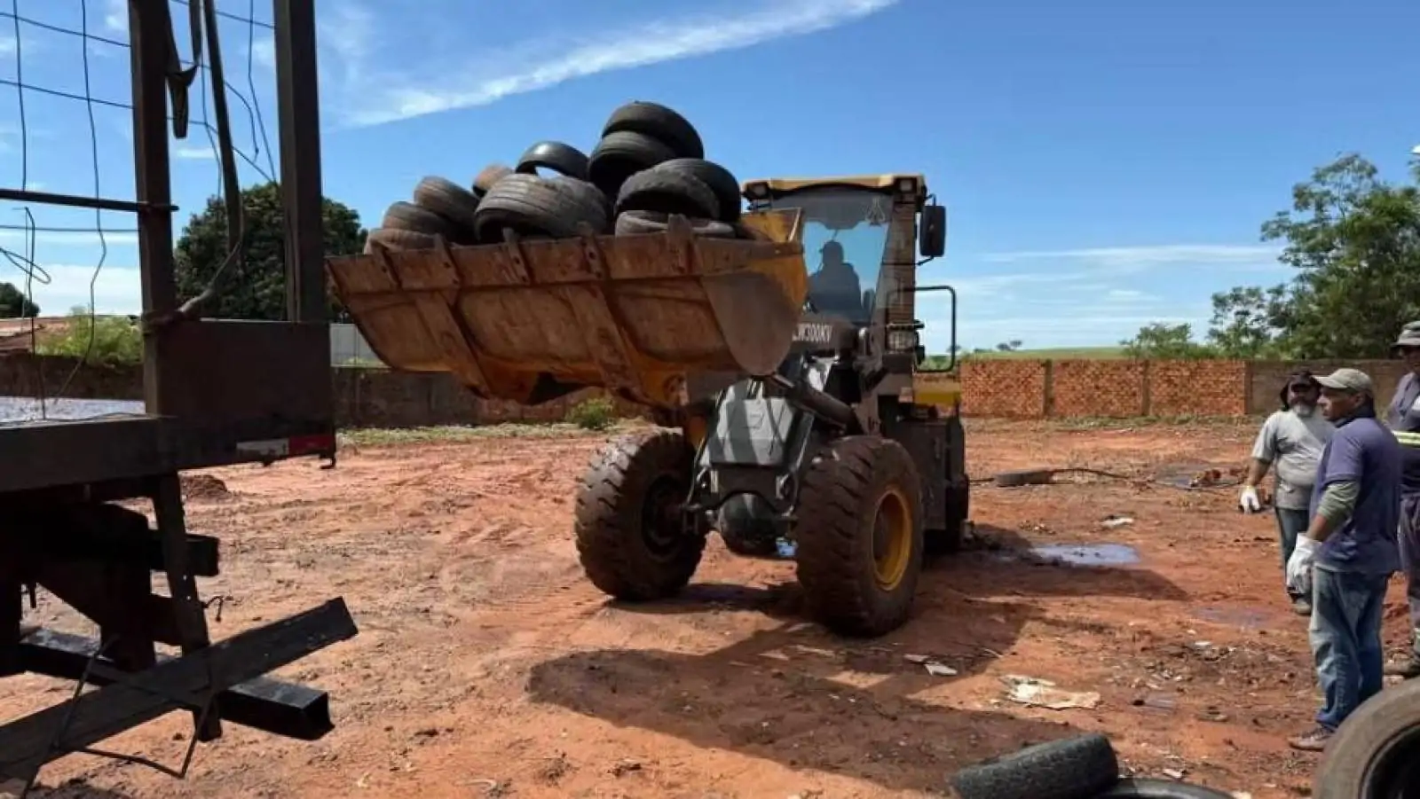 Mais de 15 toneladas de pneus usados são recolhidas de depósito da Prefeitura e encaminhadas para reciclagem, em Tarabai