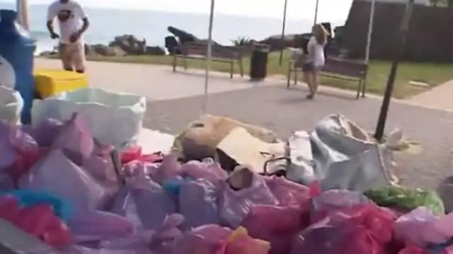 Mais de uma tonelada de lixo é recolhida nas praias de Salvador; quatro carcaças de barcos foram tiradas da areia
