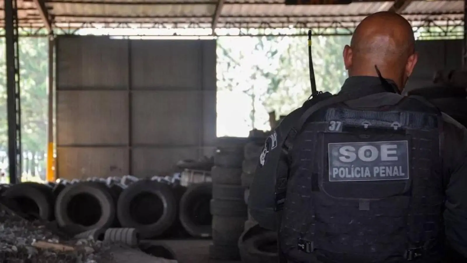 Mão de obra prisional transforma pneus usados em matéria-prima para asfalto no PR