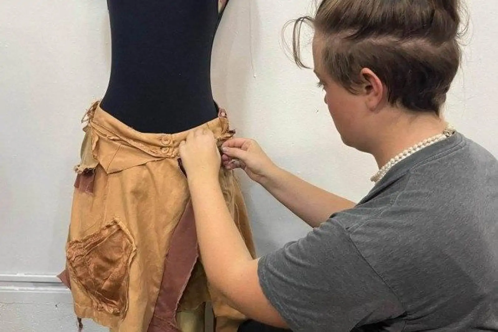 Moda sustentável feita a partir de reciclagem é tema de exposição