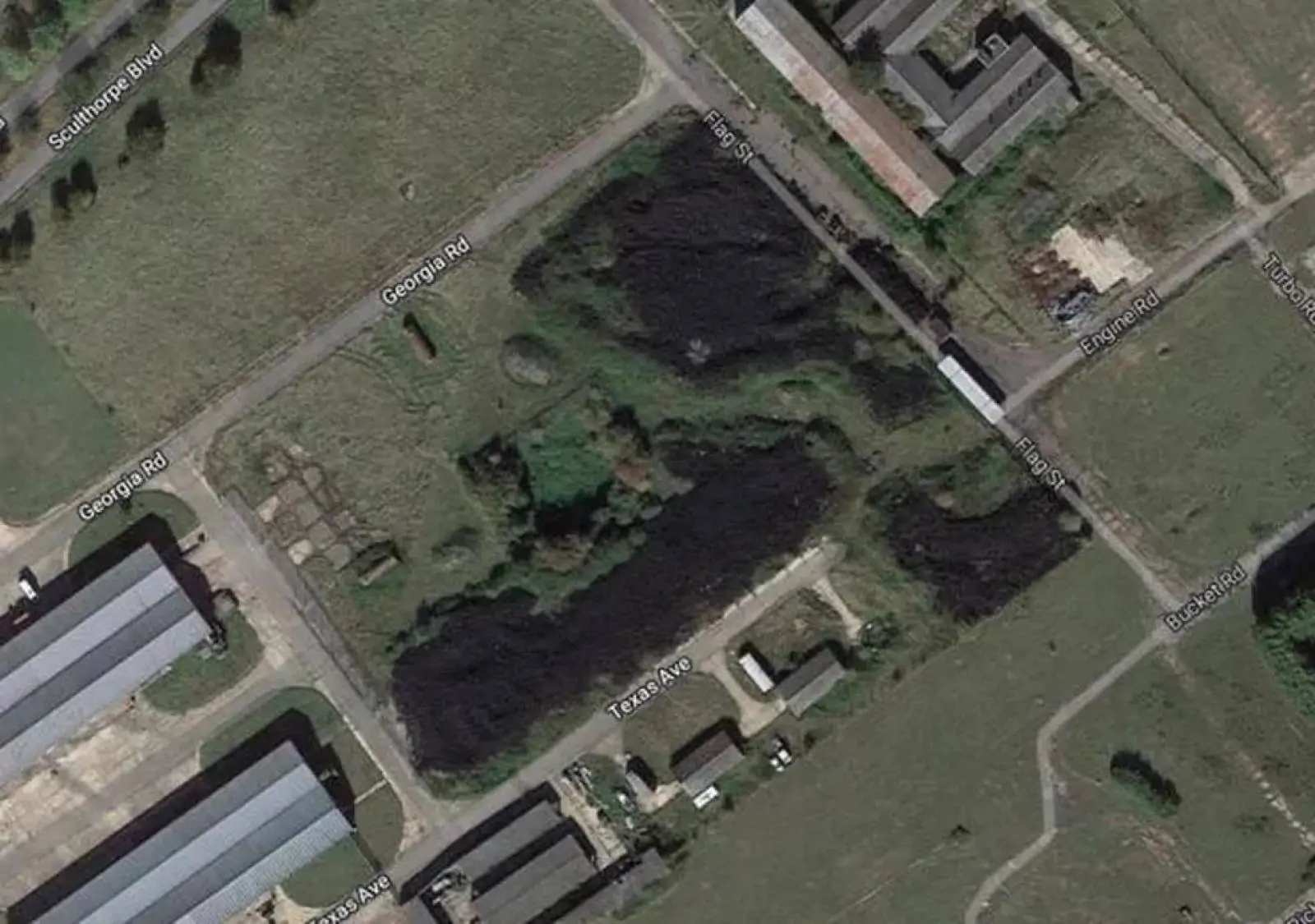 Moradores criticam milionário que abandonou montanha de pneus em seu terreno